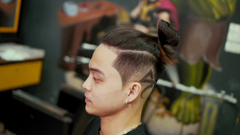 Top knot là một kiểu tóc khá đơn giản, điểm nhấn là phần tóc mái và đỉnh đầu dài