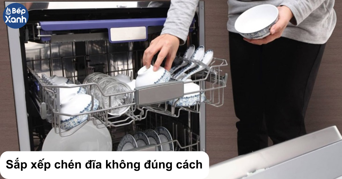 Máy rửa chén bị đọng nước do sắp xếp chén dĩa không đúng cách