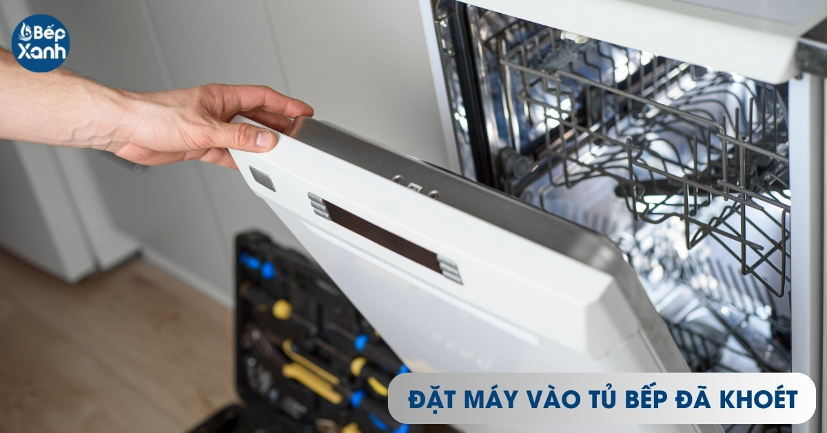 Đưa máy vào trong tủ bếp đã khoét trước đó